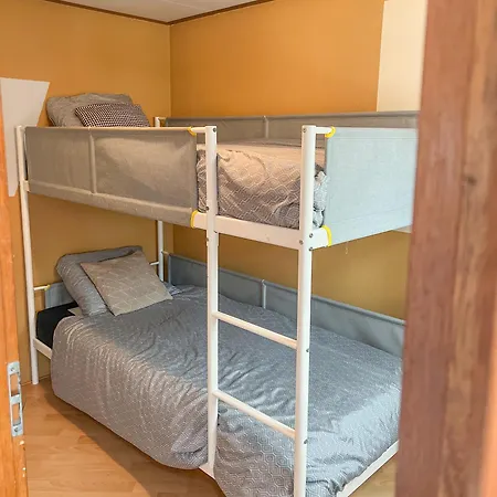 Holiday home Boshuisje Lila Met Omheinde Tuin Voor Rustzoekers, Naast Het Bos