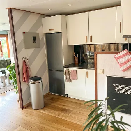 Boshuisje Lila Met Omheinde Tuin Voor Rustzoekers, Naast Het Bos Putten